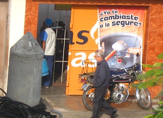 Tienda "M�s Gas" en Vista
                          Hermosa en feo Trujillo, conductor cambiando
                          balones de gas