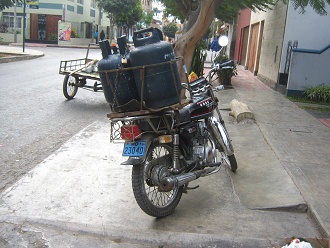 la moto 23040 con su escape roto