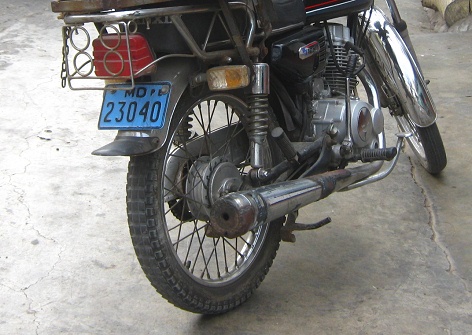 la moto 23040 con su escape roto, primer
                          plano