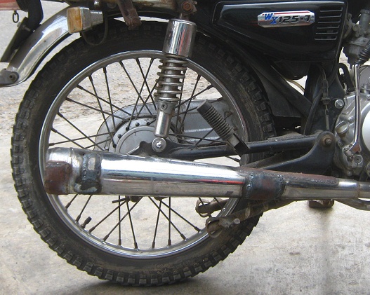 La moto 23040 con su escape roto, primer
                          plano primer plano