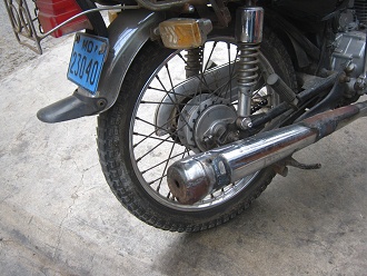 La moto 23040 con su escape roto, lugar
                          1