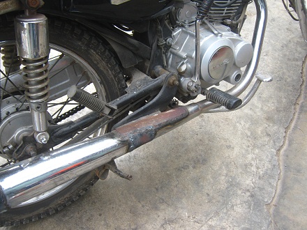 La moto 23040 con su escape roto, lugar
                          2