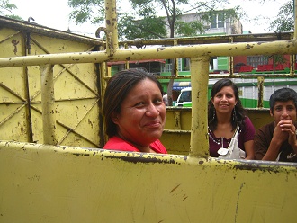 S�ngerin Diana mit Freunden auf dem
                        M�belwagen