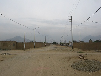 Erdstrasse ohne Trottoirs mit nichts