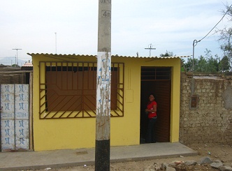 Diana am Hauseingang