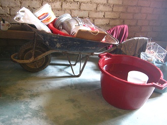 Grosses Waschbecken und Schubkarre,
                        Nahaufnahme