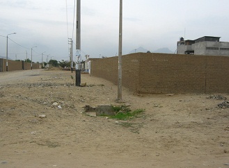 La fontana en forma de una pileta para el
                          bloque de la cantante Diana en el barrio
                          "Parque Industrial"