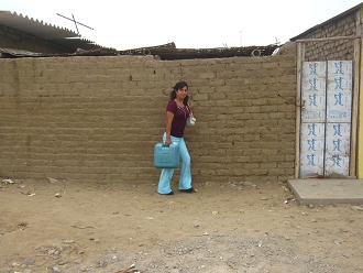 La habitante tiene que llevar el agua a
                          la casa