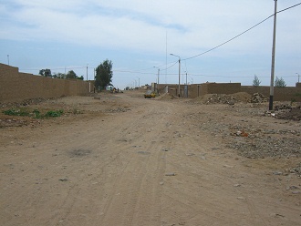 Calle de tierra sin asfalte, sin aceras,
                          sin nada