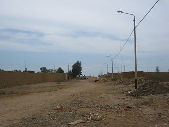 Calle de tierra sin aceras, sin nada