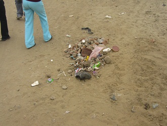 Basura abierta en la calle