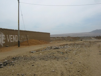 Calle de tierra con basura