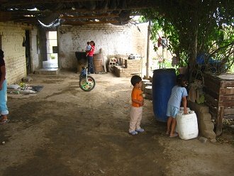 Bidons und ein Wasserfass