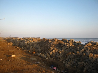 Hilera de
casas en la "avenida
Colón" en el malecón de la
urbanización de Buenos Aires en
Trujillo - con un montón de piedras,
vista 02 Hilera de casas en la
"avenida Colón" en el
malecón de la urbanización de Buenos
Aires en Trujillo - con un montón de
piedras, vista 02