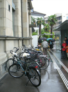 Der Abschied von meinem Velo (02) an der
                        Bushaltestelle am Hauptbahnhof Winterthur