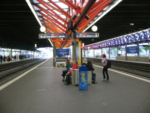 Der Bahnhofperron am Hauptbahnhof
                        Winterthur (02)