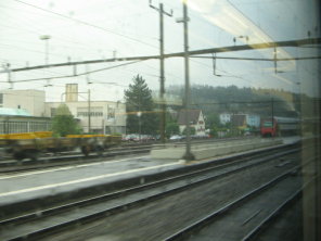 Da steht eine S-Bahn in einem Bahnhof