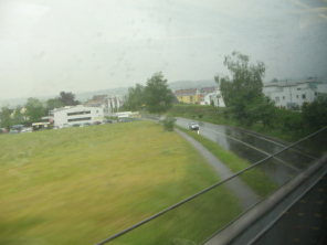 Fahrt an einer Siedlung vorbei