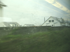 H�user an der Bahnlinie mit Schallmauer 02