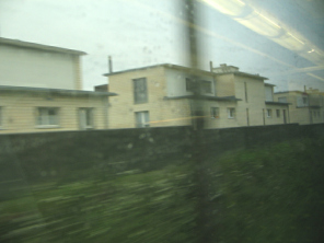 H�user an der Bahnlinie mit Schallmauer 03