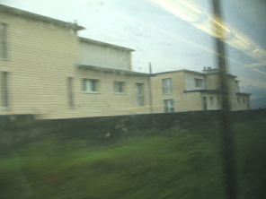 H�user an der Bahnlinie mit Schallmauer 04