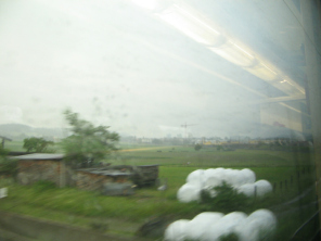 Ein Feld mit Strohballen