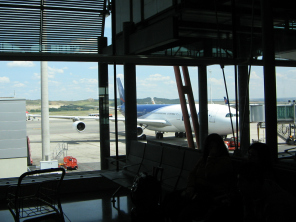 Flughafen von Madrid, der Abflugterminal
                        mit der LAN-Maschine nach Lima 01