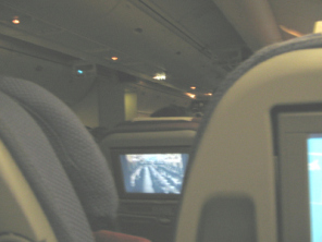 Flugzeuginnenraum mit Bildschirmen