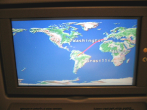 Bildschirmkarte mit der Flugroute zwischen
                        den Kontinenten