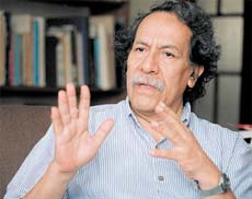 Luis G.
              Lumbreras, retrato