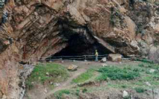 Cueva de Guitarrero,
                        entrada