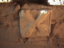 Kotosh: Tabla
              con manos cruzados que fue encontrado en ese lugar