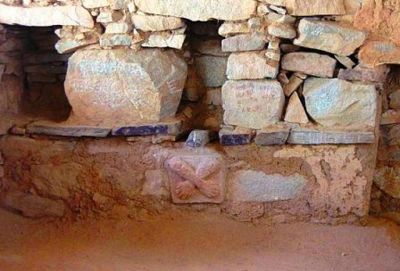 Kotosh: Tabla con manos cruzados
                                que fue encontrado en ese lugar, primer
                                plano