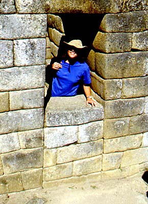 Aqu� una puerta
                          trapezoidal est� transformada en una ventana
                          trapezoidal (Machu Picchu, cerca del
                          intihuatana)