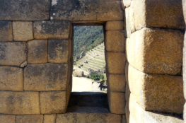 Ventana trapezoidal de Machu Picchu con
                            vista a las terrazas