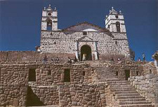 Nichos de ventanas trapezoidales en el
                          muro del templo incaico de Vilcashuam�n (en el
                          departamento de Ayacucho, con iglesia encima)