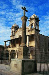 Una iglesia, p.e. la iglesia de
                            Santo Domingo en Ayacucho. Cada iglesia es
                            un s�mbolo destructivo contra las energ�as
                            de las religiones naturales y contra la
                            harmon�a de energ�as y de la sexualidad...