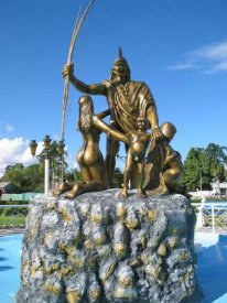 Atalaya en la selva del Per�, Plaza Juan Santos
                    Atahualpa con monumento 02 (primer plano)