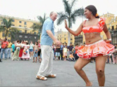 Esta es mi tierra 02, turista con
                            bailarina / Tourist mit T�nzerin