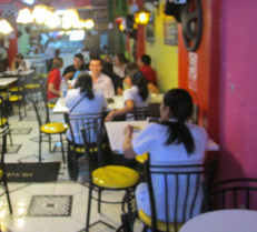 Manipulaci�n del curso de masoterapia en un
                  restaurante por agentes despu�s del curso