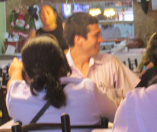 Manipulaci�n del curso de masoterapia en un
              restaurante por agentes despu�s del curso 02