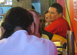 Manipulaci�n del curso de masoterapia en un
              restaurante por agentes despu�s del curso 03