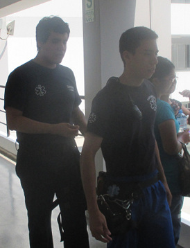 Agentes disfrazados como param�dicos difamando la
              victima en corredores cerca del gabinete de masoterapia
              01