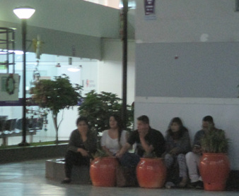 Un grupo de esp�as de servicios secretos esperando a
              su “acci�n” antes de mi curso de secretariado m�dico