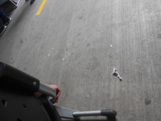 Gr�sslicher
                                Gutierrez-Kreisel (�valo Gutierrez) im
                                gr�sslichen Miraflores in Lima: Das
                                Migrationsministerium im Untergrund
                                l�sst seine Kunden auf dem Betonboden
                                und im Abfall warten 1