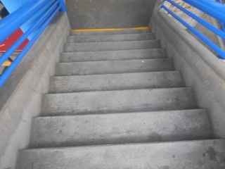 Gr�sslicher Gutierrez-Kreisel (�valo
                            Gutierrez) im gr�sslichen Miraflores in
                            Lima: Das Migrationsministerium im
                            Untergrund eines Parkhauses l�sst alle
                            Kunden �ber Treppen mit Kaugummis steigen 1