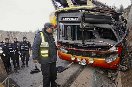 Bus choca cerro entre Cusco y
                Puerto Maldonado a las 1:45 h de la noche el 29 de
                noviembre 2011