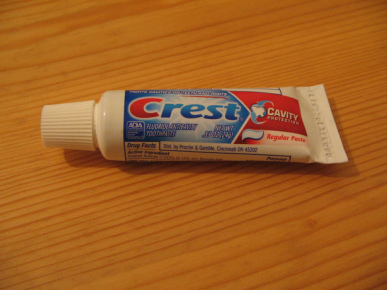 Flughafen Atlanta, Minizahnpasta von
                    "Crest" f�r den einmaligen Aufenthalt