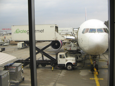 Flughafen Atlanta, Versorgungslastwagen
                            mit Hebeb�hne 02