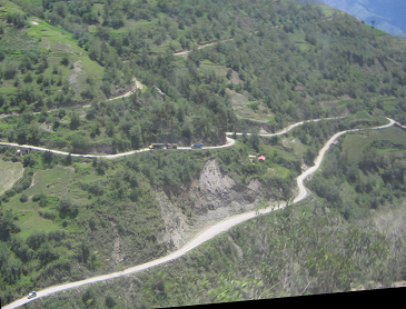 Zwei Lastwagen kriechen am Hang